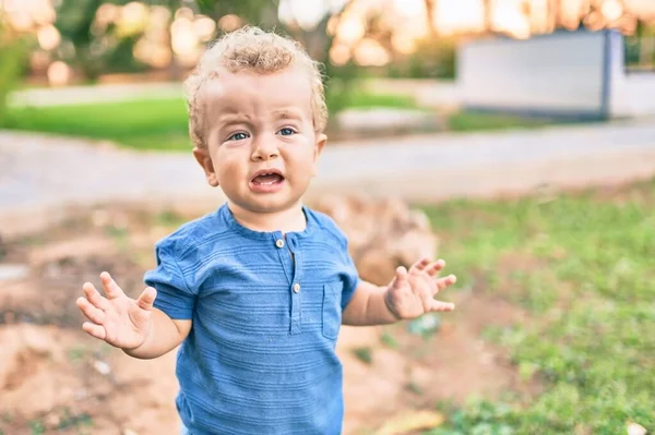 Słodki Smutny Chłopczyk Płaczący Furii Parku Słoneczny Dzień Piękne Blond — Zdjęcie stockowe
