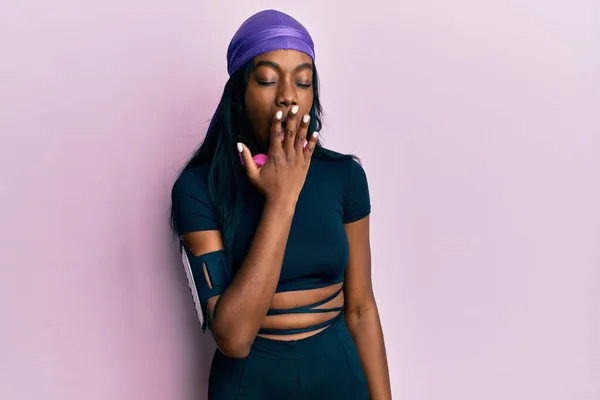 Jovem Afro Americana Vestindo Roupas Ginástica Usando Fones Ouvido Entediado — Fotografia de Stock