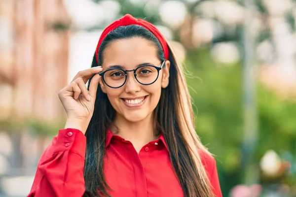 Jovem Hispânica Sorrindo Feliz Tocando Seus Óculos Cidade — Fotografia de Stock