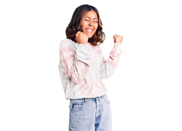 Jonge Mooie Gemengde Ras Vrouw Dragen Casual Stropdas Kleurstof Sweater — Stockfoto