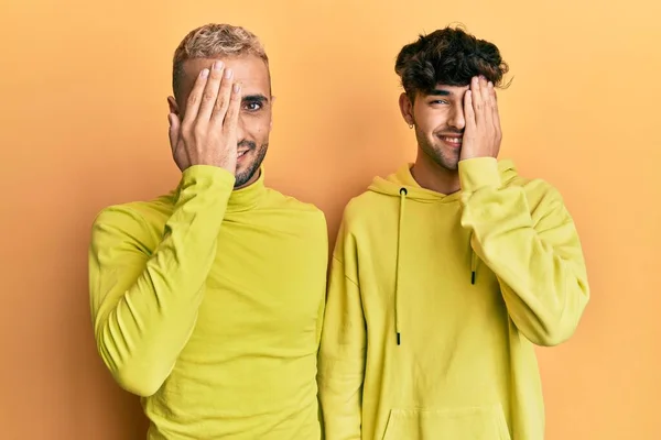 Homossexual Gay Casal Juntos Vestindo Amarelo Roupas Cobrindo Olho Com — Fotografia de Stock