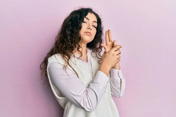 Junge Brünette Frau Mit Lockigem Haar Trägt Lässige Kleidung Mit — Stockfoto