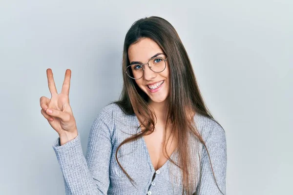 Jeune Adolescente Brune Portant Pull Décontracté Des Lunettes Souriant Avec — Photo