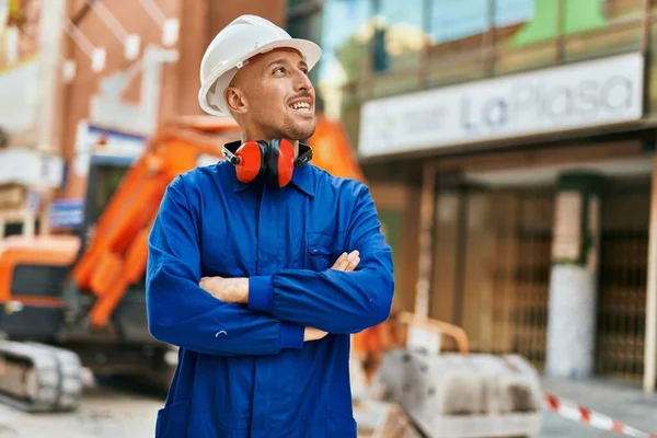 Jonge Blanke Arbeider Glimlacht Gelukkig Uniform Stad — Stockfoto