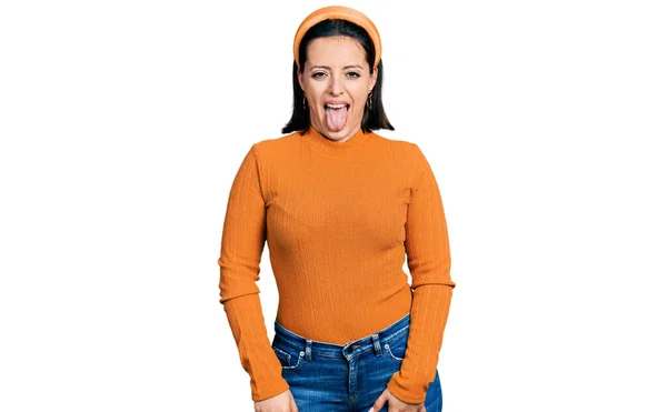 Junges Hispanisches Mädchen Lässigem Weißem Shirt Das Die Zunge Herausstreckt — Stockfoto