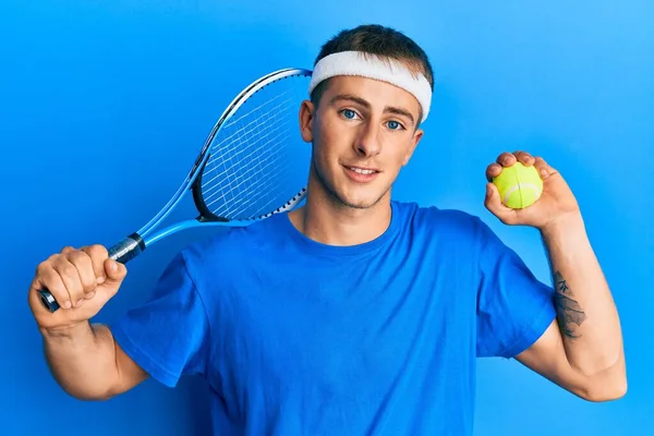 Joven Hombre Caucásico Jugando Tenis Sosteniendo Raqueta Bola Sonriendo Con —  Fotos de Stock