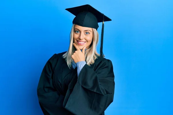 Vacker Blond Kvinna Bär Examen Mössa Och Ceremoni Mantel Ser — Stockfoto