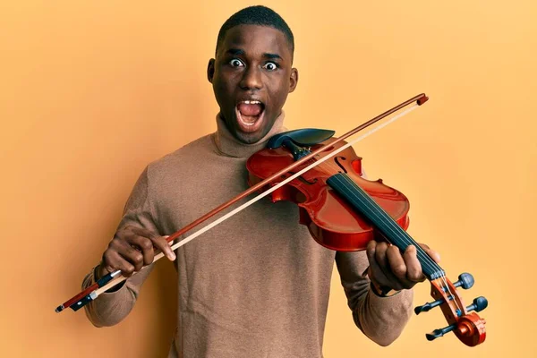 Joven Afroamericano Tocando Violín Celebrando Loco Sorprendido Por Éxito Con —  Fotos de Stock