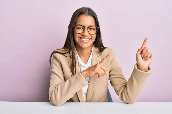 Mooie Spaanse Vrouw Werkt Kantoor Glimlachend Kijkend Naar Camera Wijzend — Stockfoto