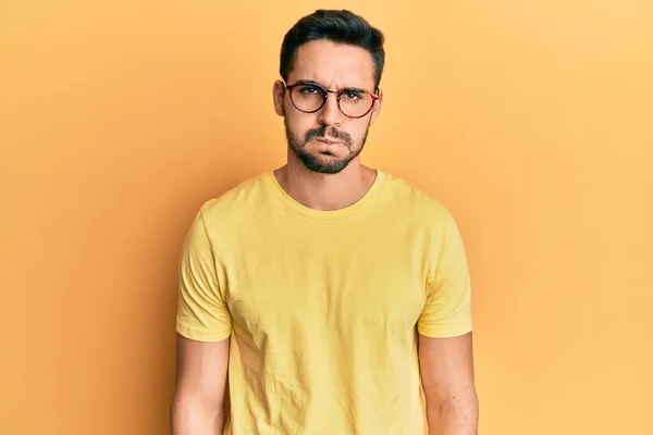 Ung Latinamerikansk Man Klädd Vardagskläder Och Glasögon Som Puffar Kinderna — Stockfoto