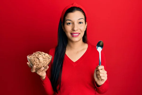 Junge Lateinische Frau Mit Cornflakes Und Löffel Lächelnd Mit Einem — Stockfoto