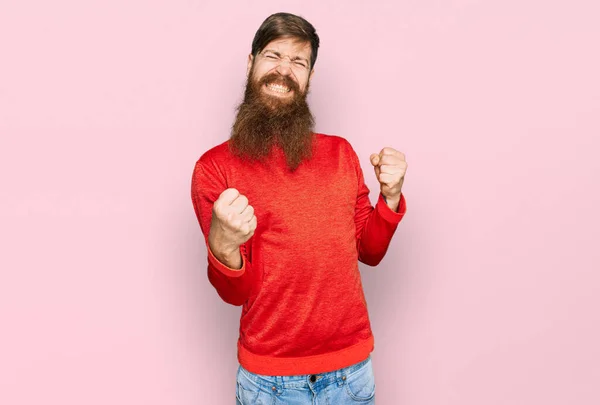 Homem Ruivo Com Barba Longa Vestindo Roupas Casuais Muito Feliz — Fotografia de Stock