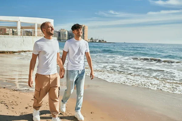 Giovane Coppia Gay Sorridente Felice Piedi Spiaggia — Foto Stock