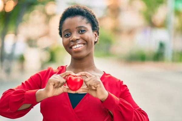 Jovem Afro Americana Sorrindo Feliz Segurando Coração Cidade — Fotografia de Stock