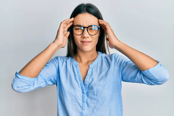 Jeune Fille Hispanique Portant Des Vêtements Décontractés Des Lunettes Avec — Photo