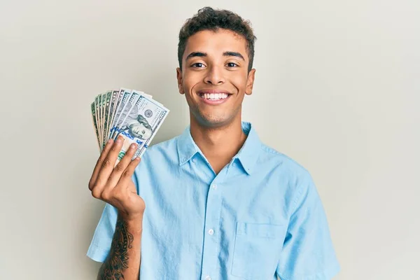 Joven Hombre Afroamericano Guapo Sosteniendo Dólares Mirando Positiva Feliz Pie —  Fotos de Stock