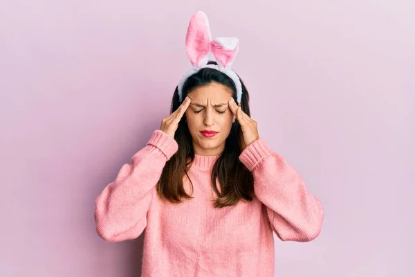 Beautiful Hispanic Woman Wearing Cute Easter Bunny Ears Hand Head — Zdjęcie stockowe