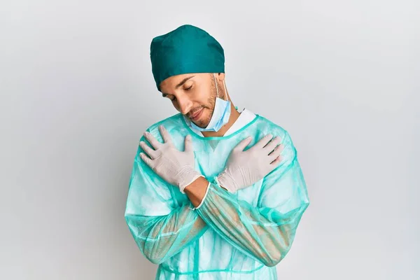 Joven Hombre Guapo Vistiendo Uniforme Cirujano Máscara Médica Abrazándose Feliz —  Fotos de Stock