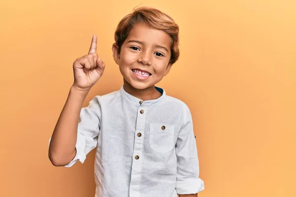 Αξιολάτρευτο Λατίνο Παιδί Που Φοράει Καθημερινά Ρούχα Χαμογελώντας Μια Ιδέα — Φωτογραφία Αρχείου