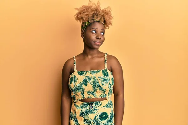 Junge Afrikanerin Mit Afro Haaren Trägt Sommerkleid Lächelt Zur Seite — Stockfoto