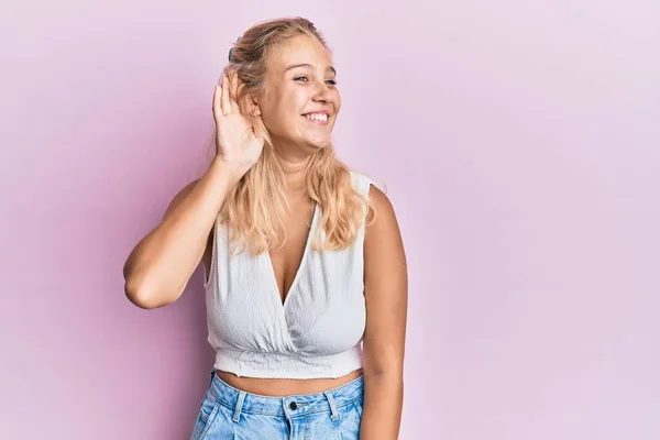 Young Blonde Girl Wearing Casual Clothes Smiling Hand Ear Listening — Stock Photo, Image