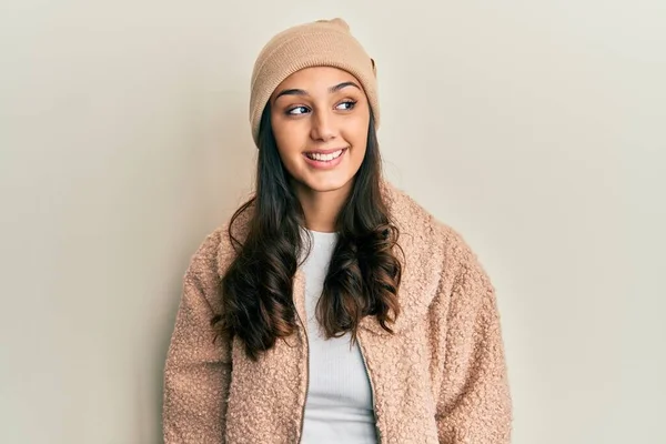 Mujer Hispana Joven Con Suéter Lana Sombrero Invierno Mirando Hacia —  Fotos de Stock