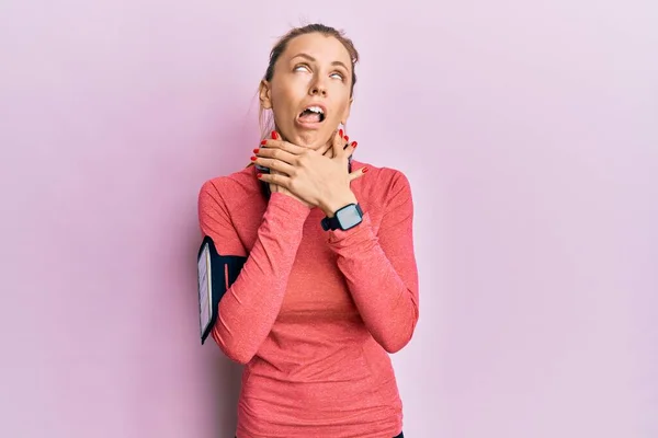 Beautiful Caucasian Woman Wearing Sportswear Arm Band Shouting Suffocate Because — Stock Photo, Image