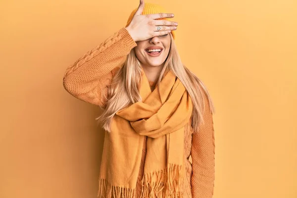 Mujer Caucásica Joven Con Suéter Lana Invierno Gorra Sonriendo Riendo —  Fotos de Stock