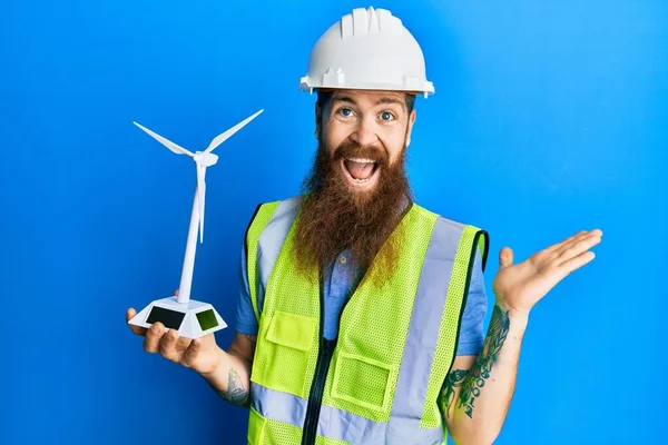 Homem Ruivo Com Barba Longa Segurando Moinho Vento Solar Para — Fotografia de Stock