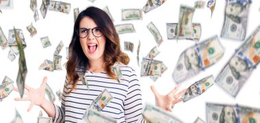 Güzel, genç, esmer bir kadın. Günlük kıyafetler ve gözlükler takıyor. Deli gibi bağırıyor, agresif bir ifade ve kollarla bağırıyor. hüsran kavramı.