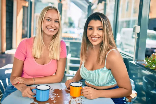 Twee Mooie Jonge Meisje Vrienden Samen Plezier Hebben Cafetaria — Stockfoto