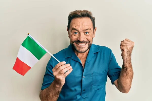Homme Moyen Age Tenant Drapeau Italien Criant Fier Célébrant Victoire — Photo