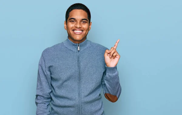 Jovem Hispânico Bonito Vestindo Camisola Casual Com Grande Sorriso Rosto — Fotografia de Stock