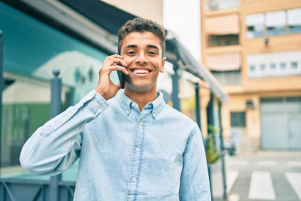 Jonge Latijnse Man Glimlachend Gelukkig Praten Smartphone Lopen Stad — Stockfoto