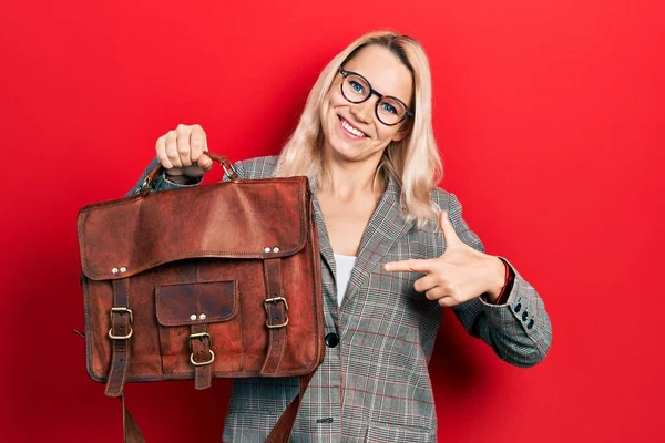 Beautiful Caucasian Blonde Business Woman Wearing Leather Bag Smiling Happy — Zdjęcie stockowe