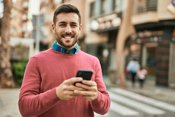 Junger Hispanischer Mann Lächelt Glücklich Mit Smartphone Die Stadt — Stockfoto