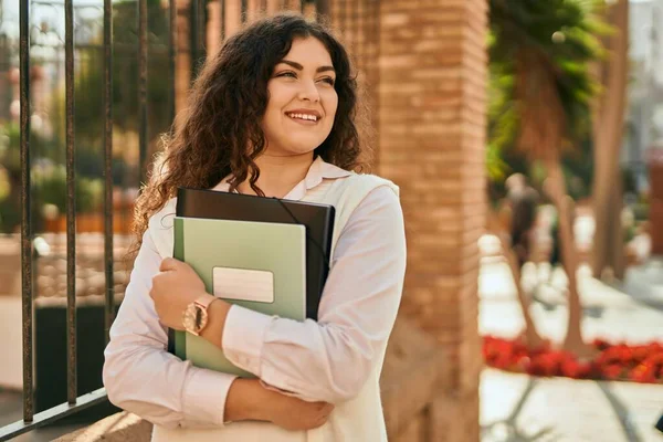 Giovane Studentessa Ispanica Sorridente Felice Piedi Alla Città — Foto Stock