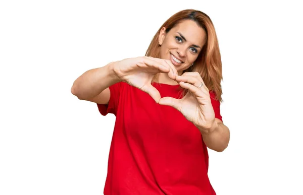 Spaanse Jonge Vrouw Draagt Casual Rood Shirt Glimlachend Liefde Doen — Stockfoto