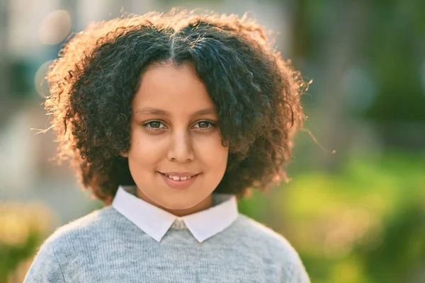 Förtjusande Hispanic Barn Flicka Leende Lycklig Stående Parken — Stockfoto