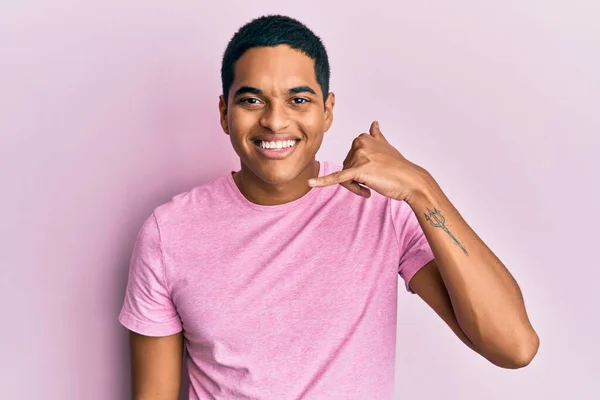 Ein Junger Gutaussehender Hispanischer Mann Lässigem Rosafarbenem Shirt Lächelt Und — Stockfoto