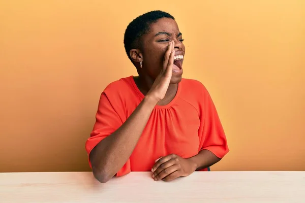 Jovem Afro Americana Vestindo Roupas Casuais Sentada Mesa Gritando Gritando — Fotografia de Stock