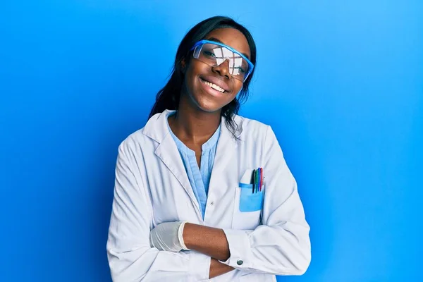 Jovem Afro Americana Vestindo Uniforme Cientista Rosto Feliz Sorrindo Com — Fotografia de Stock