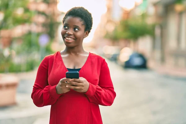 Ung Afrikansk Amerikansk Kvinna Ler Glad Med Smartphone Stan — Stockfoto