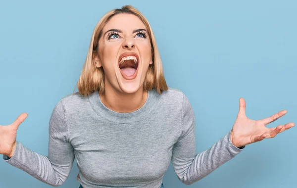 Mujer Caucásica Joven Con Ropa Casual Loca Loca Gritando Gritando — Foto de Stock