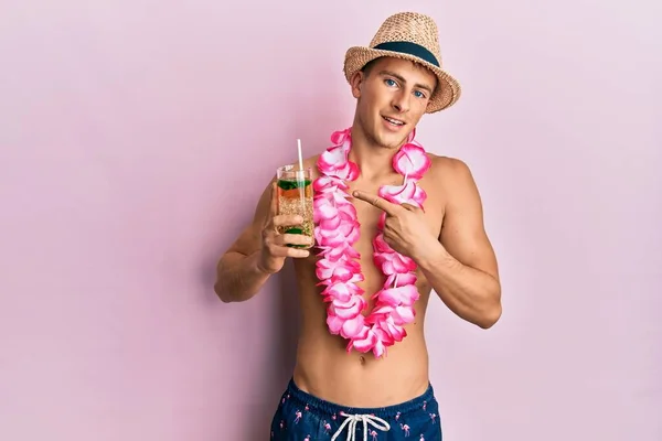 Joven Hombre Caucásico Con Sombrero Verano Lei Hawaiano Bebiendo Cóctel — Foto de Stock
