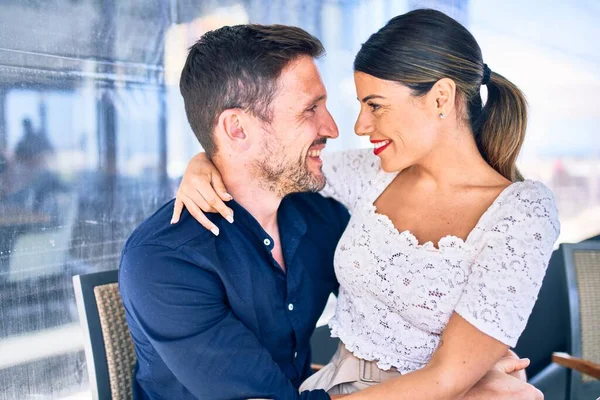 Jovem Casal Bonito Sorrindo Feliz Confiante Sentado Com Sorriso Cara — Fotografia de Stock