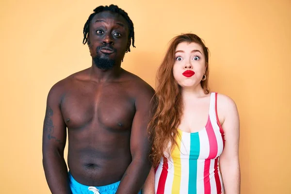 Couple Interracial Portant Des Maillots Bain Joues Gonflées Avec Visage — Photo