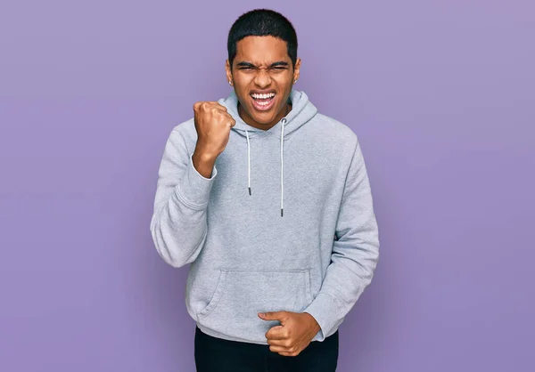 Ung Stilig Hispanic Man Bär Casual Sweatshirt Arg Och Galen — Stockfoto