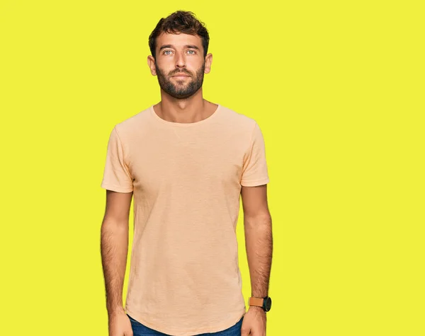 Bonito Jovem Com Barba Vestindo Camiseta Casual Relaxado Com Expressão — Fotografia de Stock