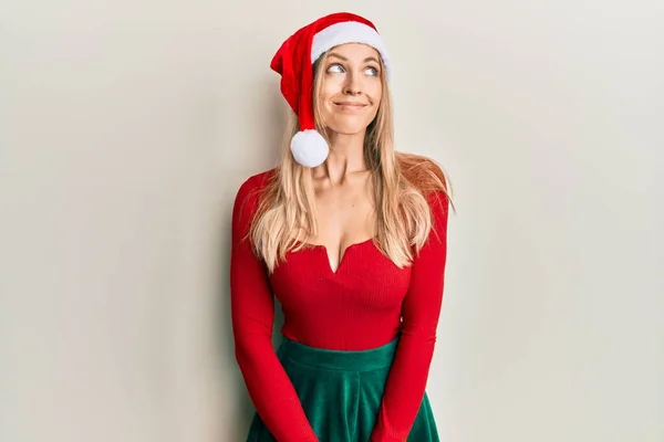 Mooie Blanke Vrouw Kerstpak Hoed Glimlachend Naar Zijkant Kijkend Wegkijkend — Stockfoto